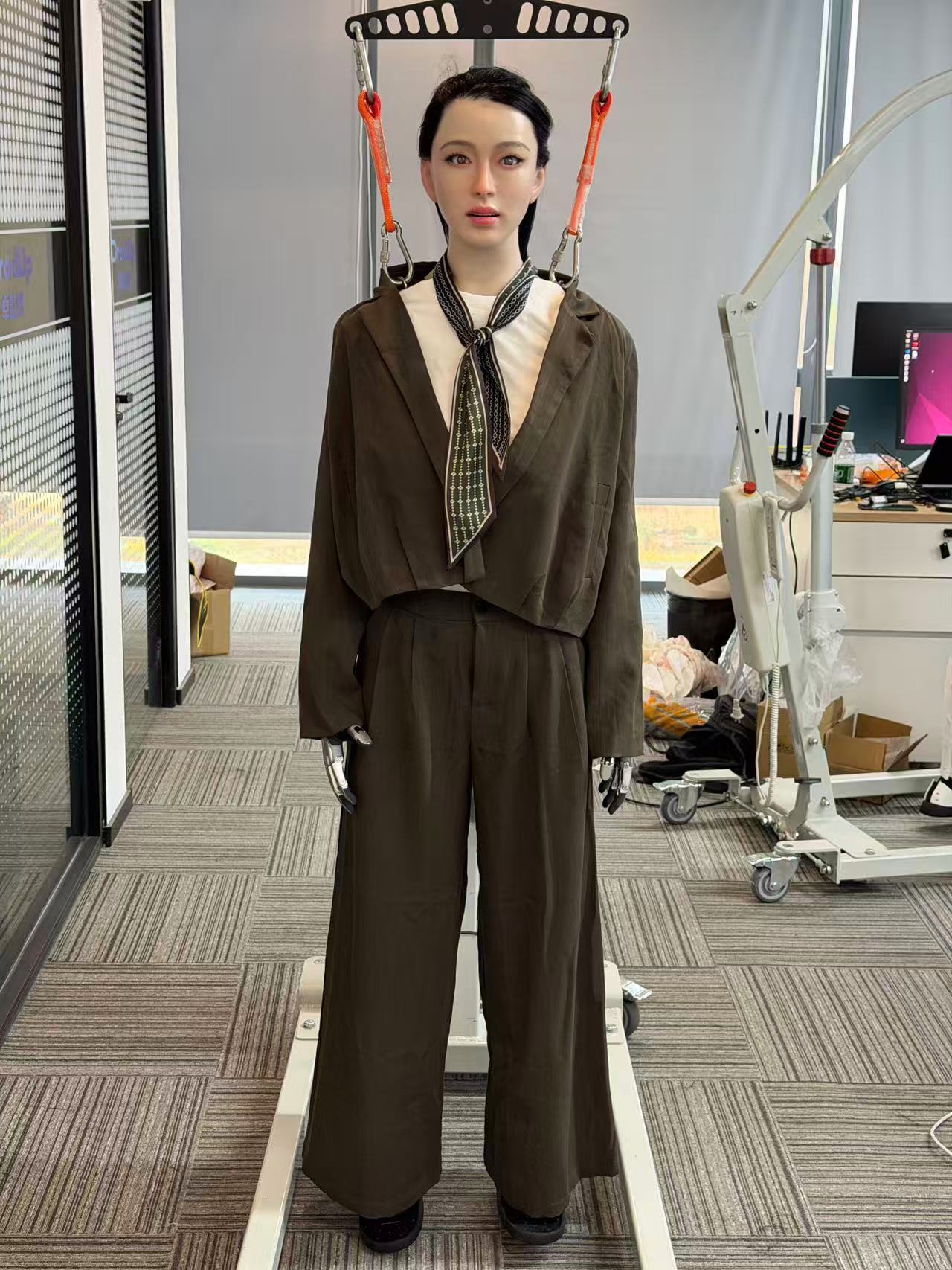 仿生人深色服装造型